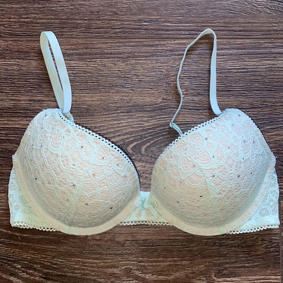 Stunning VIctoria Secrets Bra - Picture 8 of 8